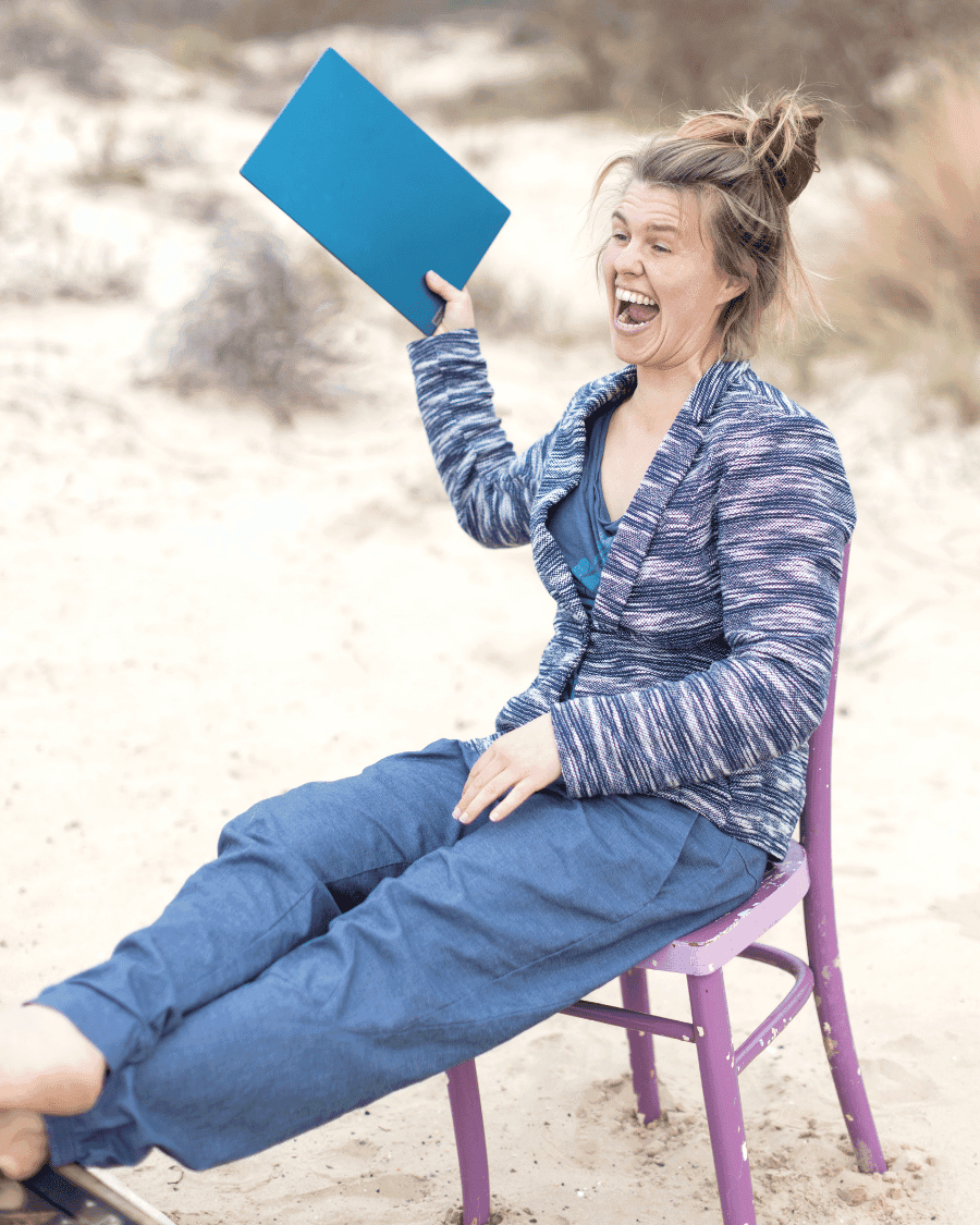 Ashley gooit gefrustreerd haar laptop omhoog in de duinen