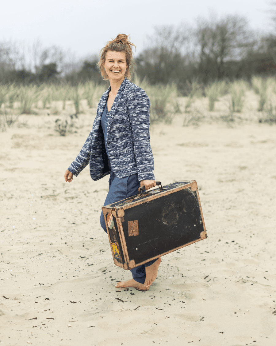 Ashley met een oude koffer in de duinen